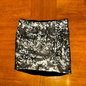 Divided sequin skirt